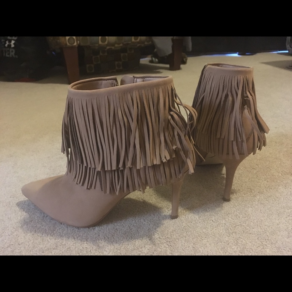 B Brian Atwood camel fringe booties size 6.5